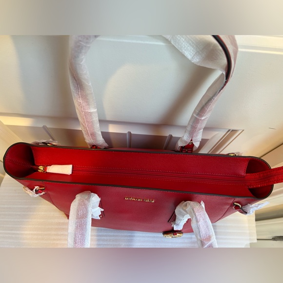 NWT Michael Kors Voyager Medium
Leather Tote Bag - Picture 9 of 11